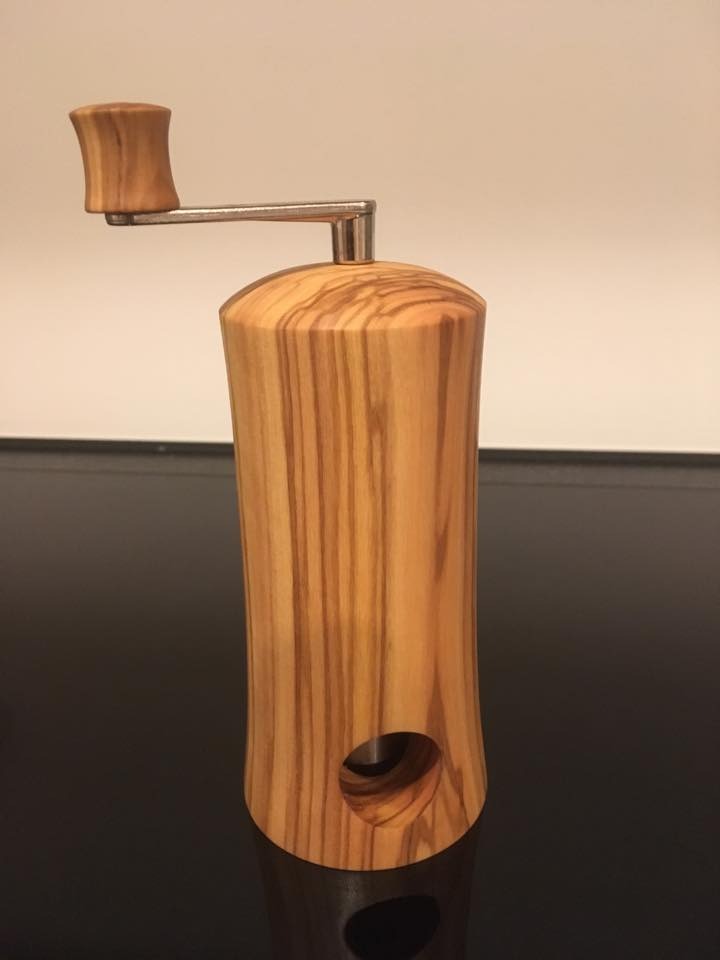 Schlanke Pfeffermühle aus hellem Olivenholz