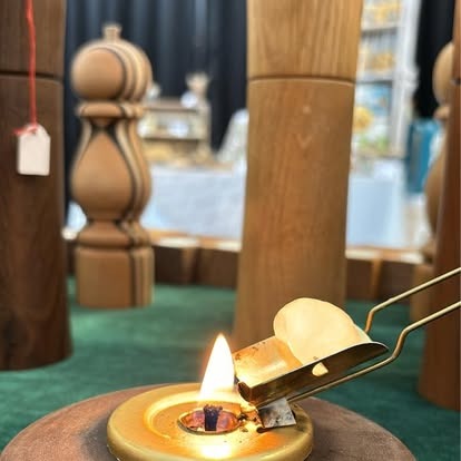 Drechselatelier mit Mühlen und brennender Kerze