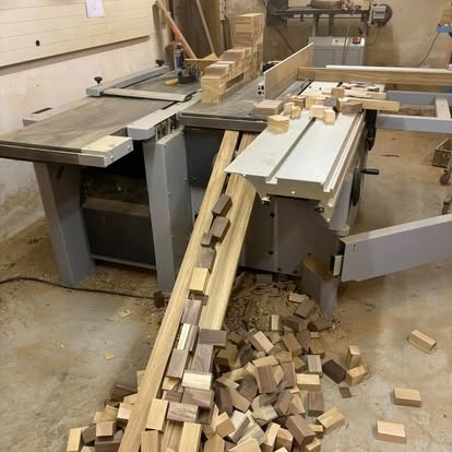 Werkstatt von Rundshouz mit Tischkreissäge und vorbereiteten Holzblöcken
