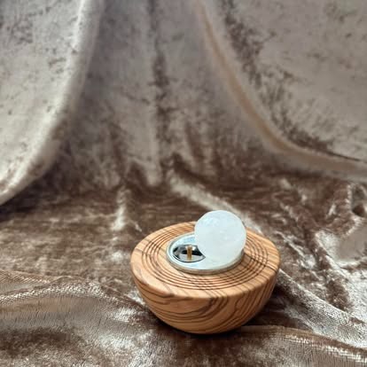 Runder Kerzenhalter aus hellem Holz mit Teelicht